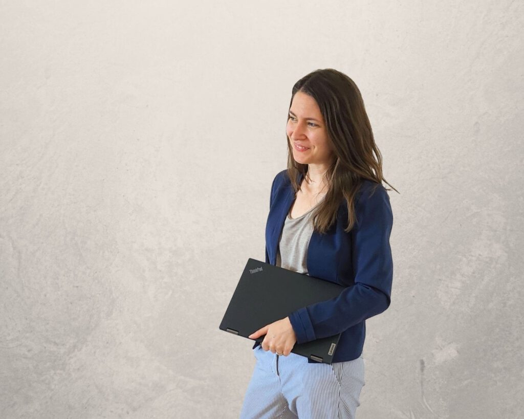 Portrait Jessica Schaffrath-Oberle, Textatelier73 mit Laptop
